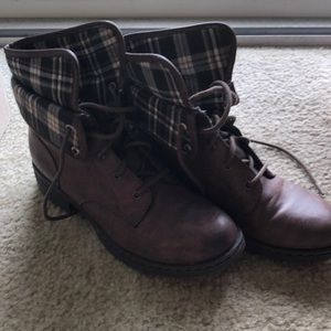B.O.C. Brown boot with plaid lining